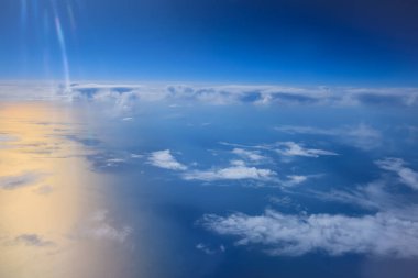 Uçak penceresinden bak. Su yüzeyindeki bulutlar. Atmosfer kavramı