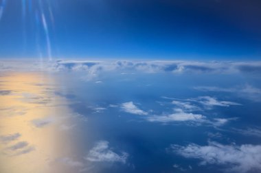 Uçak penceresinden bak. Su yüzeyindeki bulutlar. Atmosfer kavramı