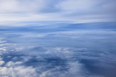 Mavi gökyüzü manzarası ve bulutlar