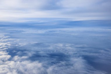 Mavi gökyüzü manzarası ve bulutlar