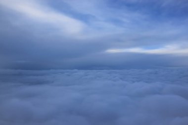 Mavi gökyüzü manzarası ve bulutlar