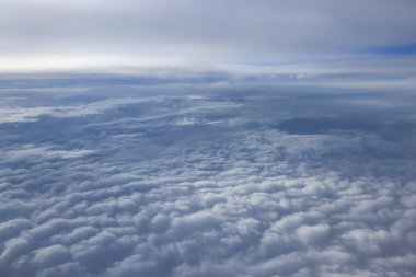 Mavi gökyüzünde kontrastlı kümülüs bulutları.
