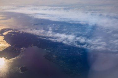 Uçak penceresinden bak. Su yüzeyindeki bulutlar. Atmosfer kavramı