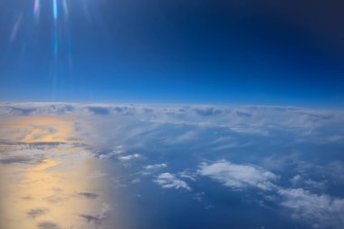 Uçak penceresinden bak. Su yüzeyindeki bulutlar. Atmosfer kavramı