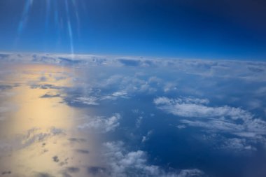 Uçak penceresinden bak. Su yüzeyindeki bulutlar. Atmosfer kavramı