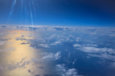 Uçak penceresinden bak. Su yüzeyindeki bulutlar. Atmosfer kavramı
