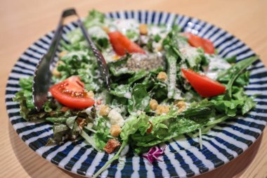 Restoran yemeği salatası. Mavi tabakta.