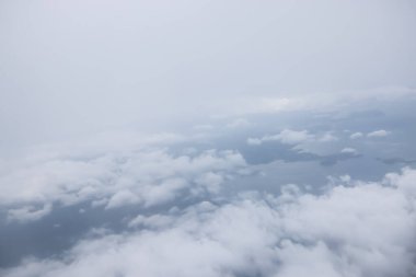 Yumuşak gökyüzü arka planında yüksek doğa görünümlü büyük beyaz bulutlar