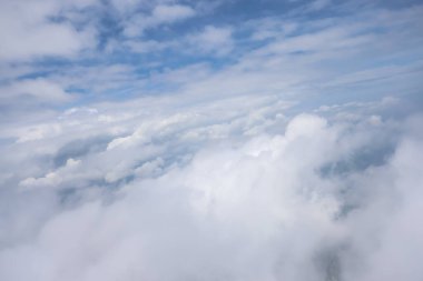 Yumuşak gökyüzü arka planında yüksek doğa görünümlü büyük beyaz bulutlar