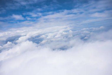 Yumuşak gökyüzü arka planında yüksek doğa görünümlü büyük beyaz bulutlar