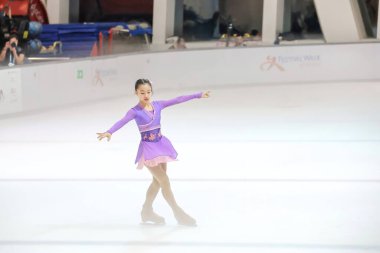 28 Mayıs 2024 güzel elbiseler giyen patenci buzun üzerinde kısa program yapıyor.