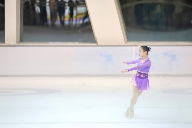 28 Mayıs 2024 güzel elbiseler giyen patenci buzun üzerinde kısa program yapıyor.