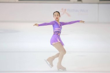 28 Mayıs 2024 güzel elbiseler giyen patenci buzun üzerinde kısa program yapıyor.