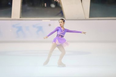 28 Mayıs 2024 güzel elbiseler giyen patenci buzun üzerinde kısa program yapıyor.