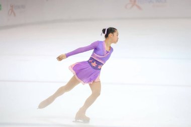 28 Mayıs 2024 güzel elbiseler giyen patenci buzun üzerinde kısa program yapıyor.