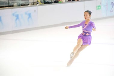 28 Mayıs 2024 güzel elbiseler giyen patenci buzun üzerinde kısa program yapıyor.