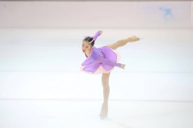 28 Mayıs 2024 güzel elbiseler giyen patenci buzun üzerinde kısa program yapıyor.