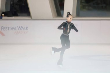 28 Mayıs 2024 güzel elbiseler giyen patenci buzun üzerinde kısa program yapıyor.