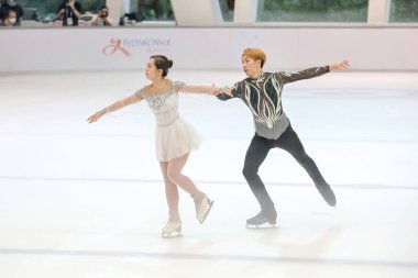 27 Mayıs 2024 Profesyonel erkek ve kadın artistik patinajcılar gösteri yapıyor.