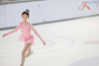 28 Mayıs 2024 güzel elbiseler giyen patenci buzun üzerinde kısa program yapıyor.