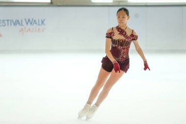 28 Mayıs 2024 güzel elbiseler giyen patenci buzun üzerinde kısa program yapıyor.