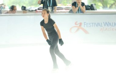 28 Mayıs 2024 güzel elbiseler giyen patenci buzun üzerinde kısa program yapıyor.