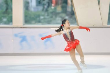 28 Mayıs 2024 güzel elbiseler giyen patenci buzun üzerinde kısa program yapıyor.