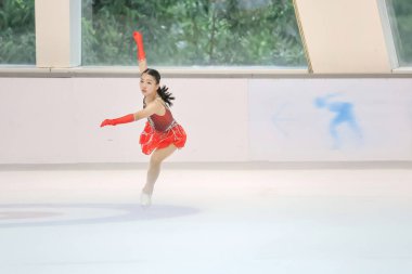 28 Mayıs 2024 güzel elbiseler giyen patenci buzun üzerinde kısa program yapıyor.