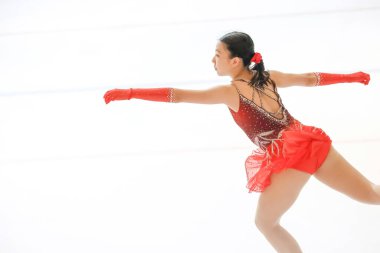 28 Mayıs 2024 güzel elbiseler giyen patenci buzun üzerinde kısa program yapıyor.