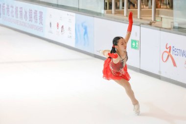 28 Mayıs 2024 güzel elbiseler giyen patenci buzun üzerinde kısa program yapıyor.