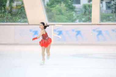 28 Mayıs 2024 güzel elbiseler giyen patenci buzun üzerinde kısa program yapıyor.