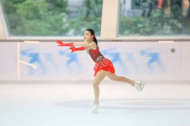 28 Mayıs 2024 güzel elbiseler giyen patenci buzun üzerinde kısa program yapıyor.