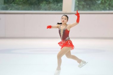 28 Mayıs 2024 güzel elbiseler giyen patenci buzun üzerinde kısa program yapıyor.