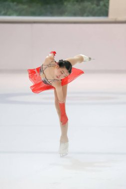 28 Mayıs 2024 güzel elbiseler giyen patenci buzun üzerinde kısa program yapıyor.