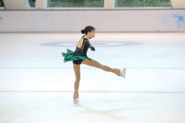 28 Mayıs 2024 güzel elbiseler giyen patenci buzun üzerinde kısa program yapıyor.