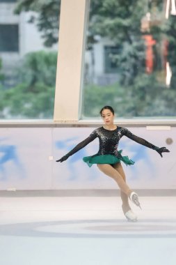 28 Mayıs 2024 güzel elbiseler giyen patenci buzun üzerinde kısa program yapıyor.