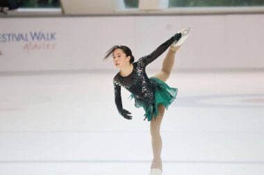 28 Mayıs 2024 güzel elbiseler giyen patenci buzun üzerinde kısa program yapıyor.