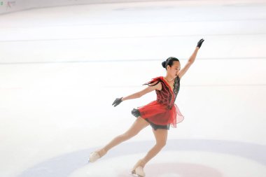 28 Mayıs 2024 güzel elbiseler giyen patenci buzun üzerinde kısa program yapıyor.