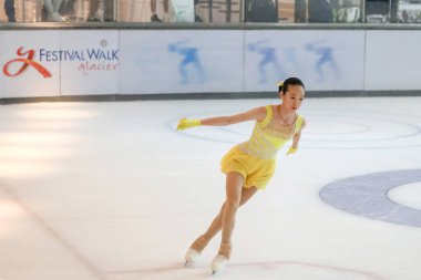 28 Mayıs 2024 güzel elbiseler giyen patenci buzun üzerinde kısa program yapıyor.