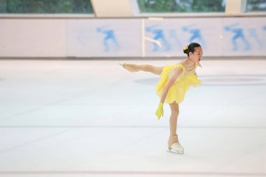 28 Mayıs 2024 güzel elbiseler giyen patenci buzun üzerinde kısa program yapıyor.