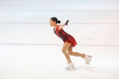 28 Mayıs 2024 güzel elbiseler giyen patenci buzun üzerinde kısa program yapıyor.