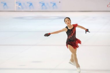 28 Mayıs 2024 güzel elbiseler giyen patenci buzun üzerinde kısa program yapıyor.