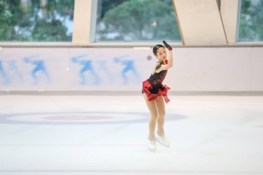 28 Mayıs 2024 güzel elbiseler giyen patenci buzun üzerinde kısa program yapıyor.