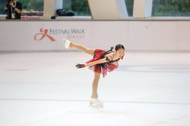 28 Mayıs 2024 güzel elbiseler giyen patenci buzun üzerinde kısa program yapıyor.