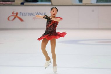 28 Mayıs 2024 güzel elbiseler giyen patenci buzun üzerinde kısa program yapıyor.