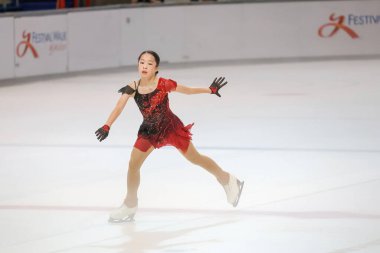 28 Mayıs 2024 güzel elbiseler giyen patenci buzun üzerinde kısa program yapıyor.