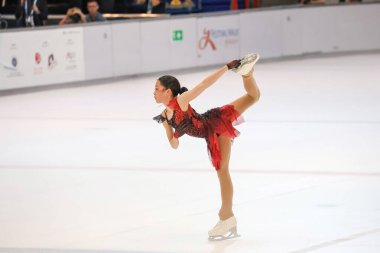 28 Mayıs 2024 güzel elbiseler giyen patenci buzun üzerinde kısa program yapıyor.