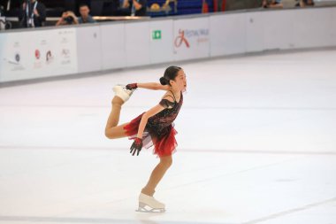 28 Mayıs 2024 güzel elbiseler giyen patenci buzun üzerinde kısa program yapıyor.