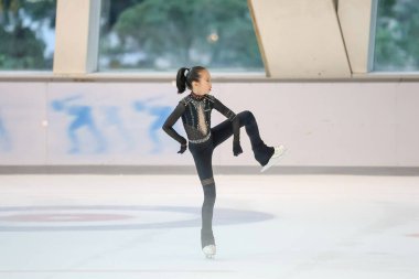 28 Mayıs 2024 güzel elbiseler giyen patenci buzun üzerinde kısa program yapıyor.