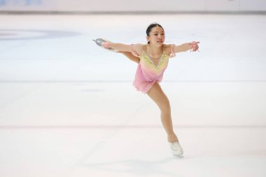 28 Mayıs 2024 güzel elbiseler giyen patenci buzun üzerinde kısa program yapıyor.